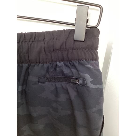 Vuori‎ women's clementine shorts black watercolor camo athletic gym - Picture 5 of 13